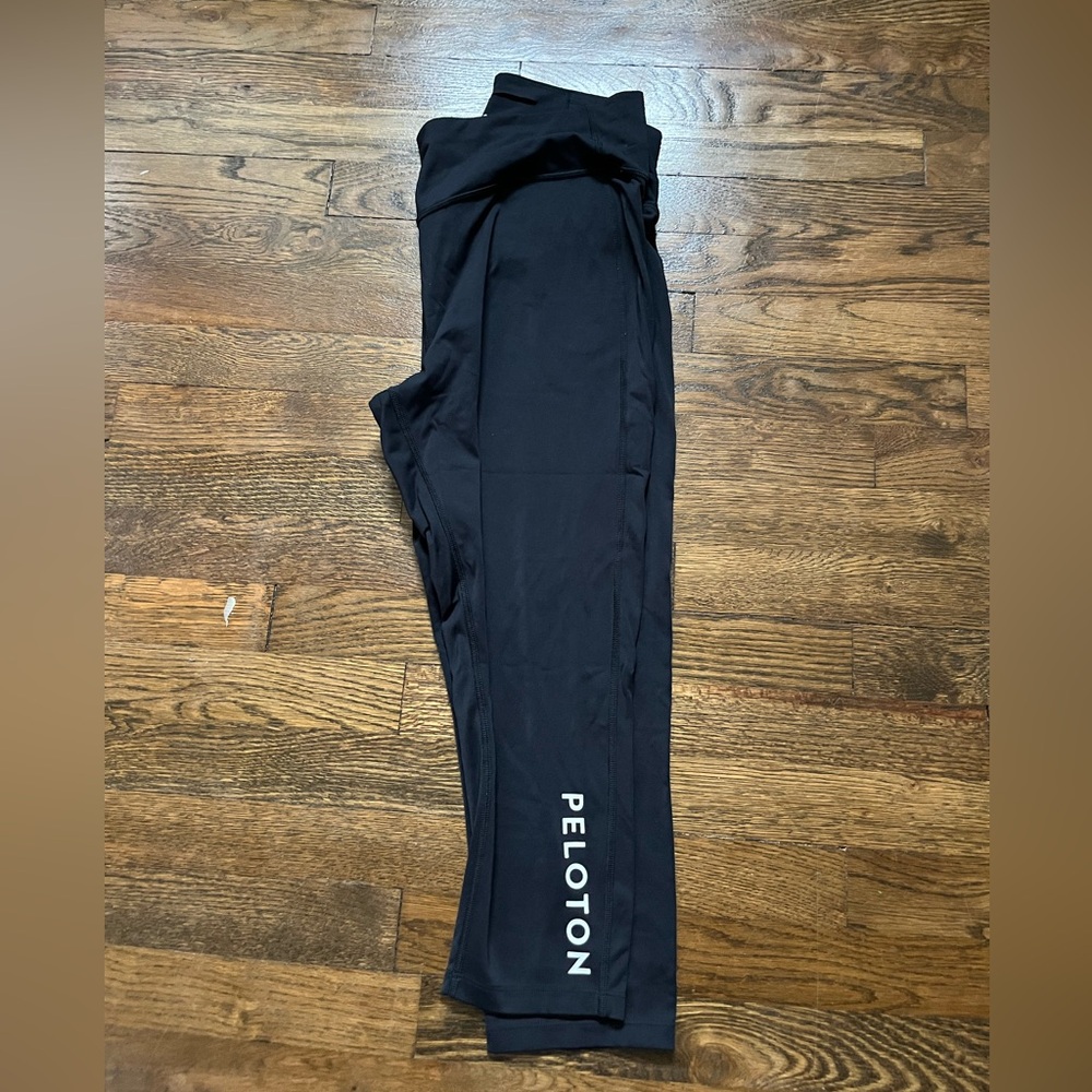 Black capri Peloton workout leggings. Size 1X